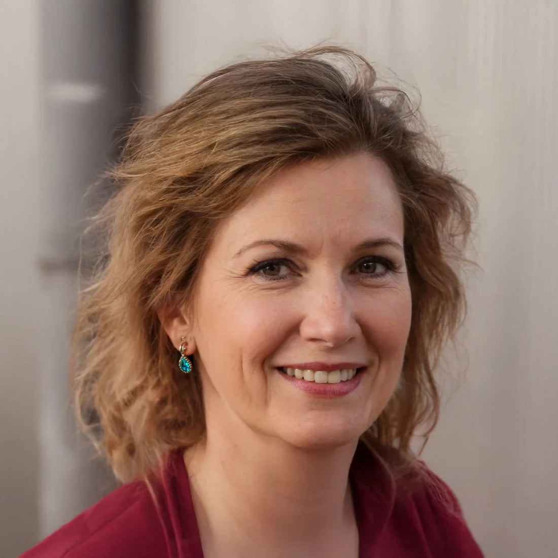 Cathérine Deveraux, nieuwe verantwoordelijke klantenservice bij Hondenhoek, glimlacht terwijl ze achter haar bureau zit