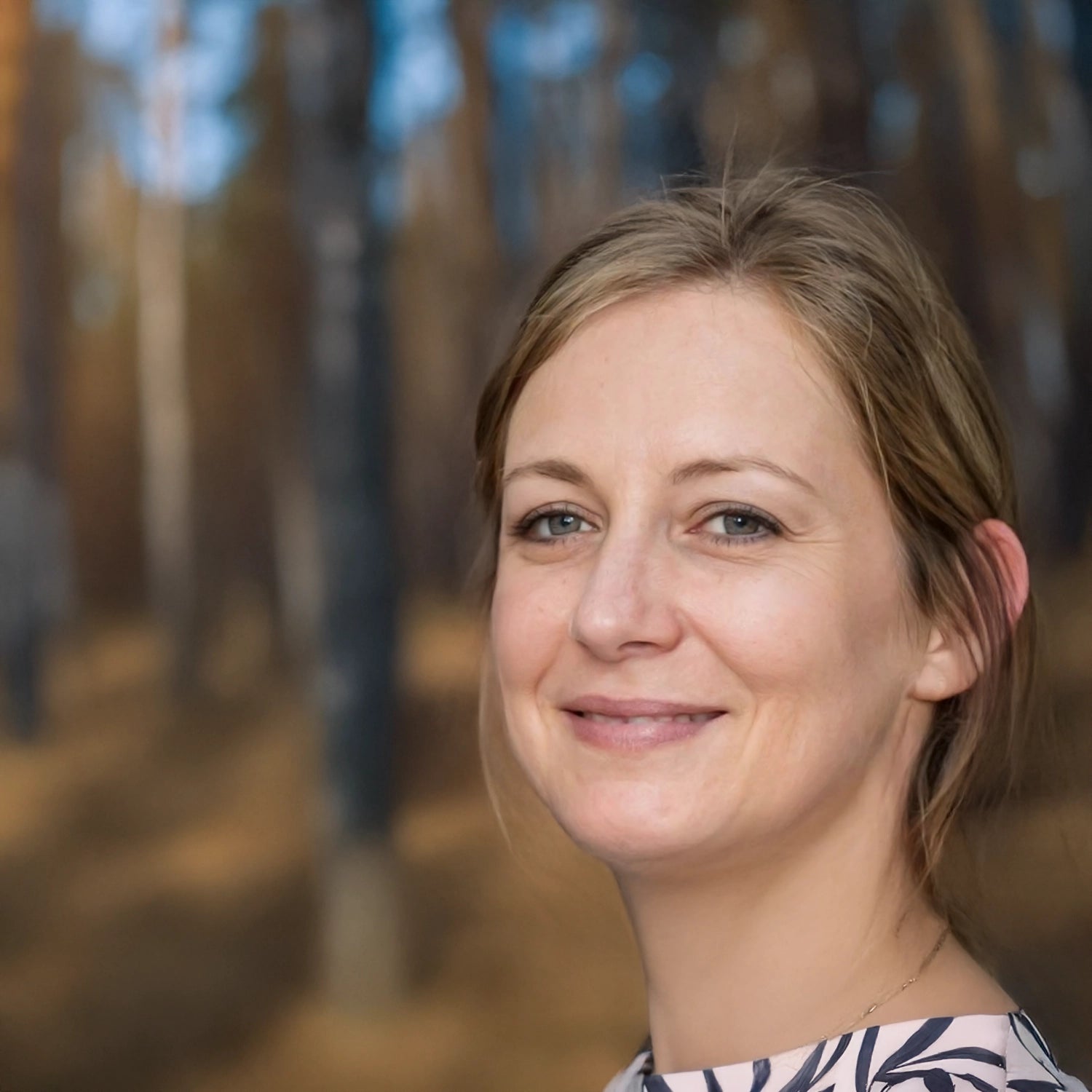 Anneke van Dommelen, klantenservicemedewerker bij Hondenhoek, met headset en vriendelijke glimlach