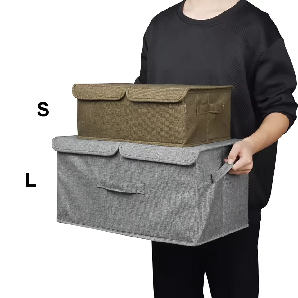 Binnenzijde van de box gevuld met hondenspeeltjes en een dekentje