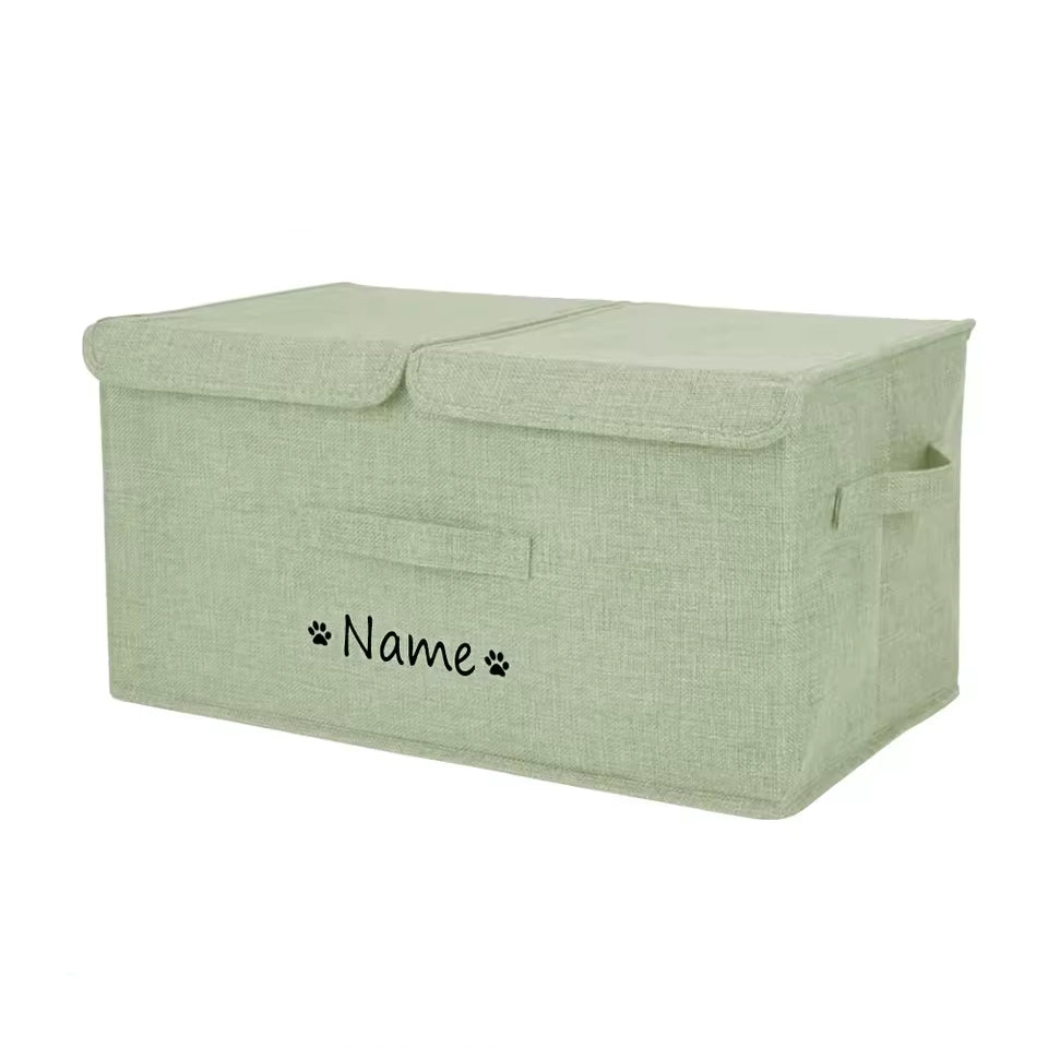 Twee huisdieren, een hond en kat, bij hun opbergbox met naam PETZZ™ gepersonaliseerde box in beschermende verpakking, klaar voor verzending